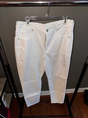 American Eagle Outfitters White Mom Jeans - LONG